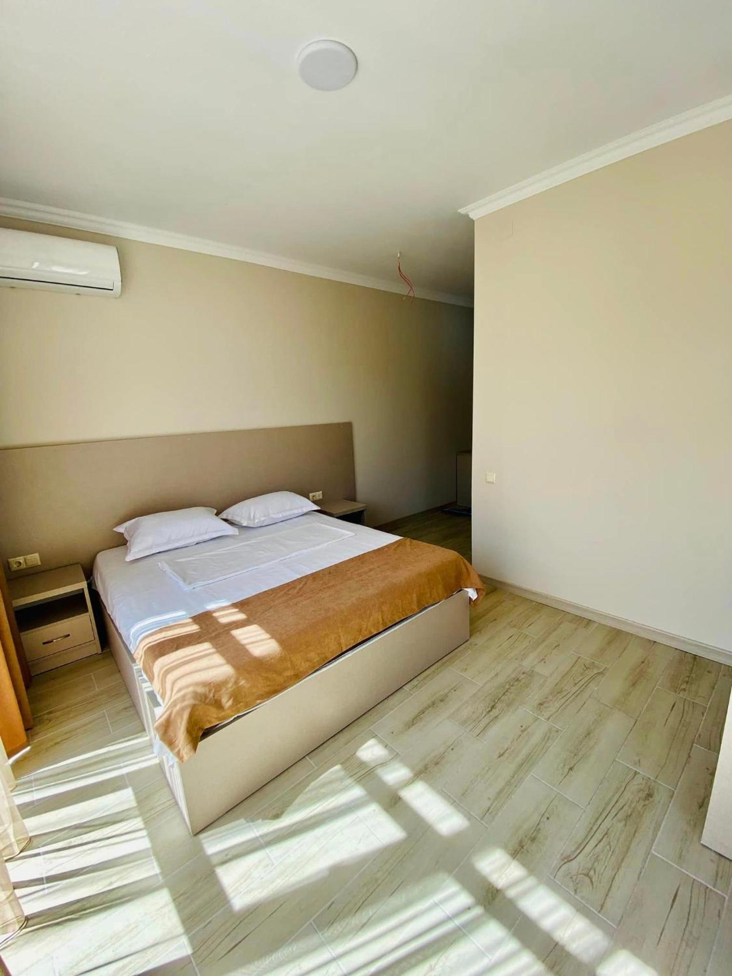 Hotel Tesa โกนิโอ ภายนอก รูปภาพ